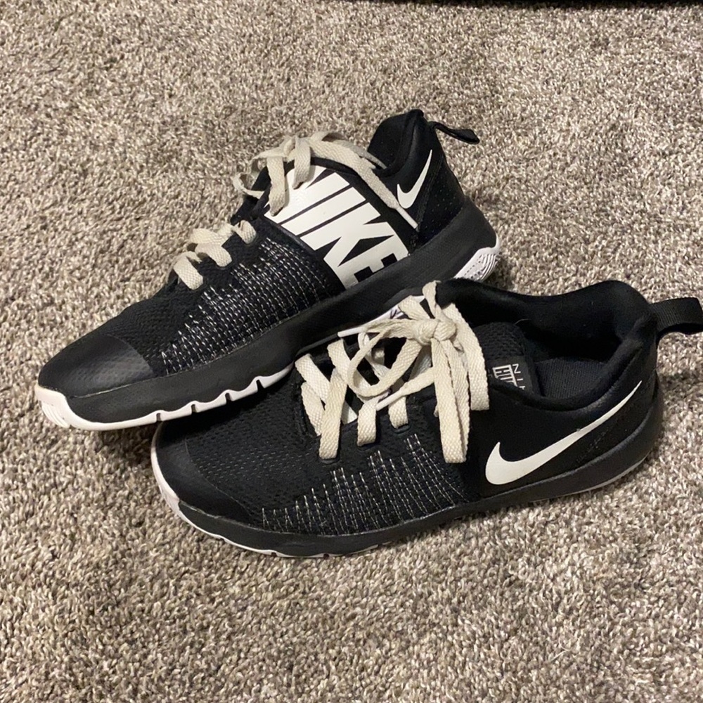 Nike Youth Size 5 Training Shoes